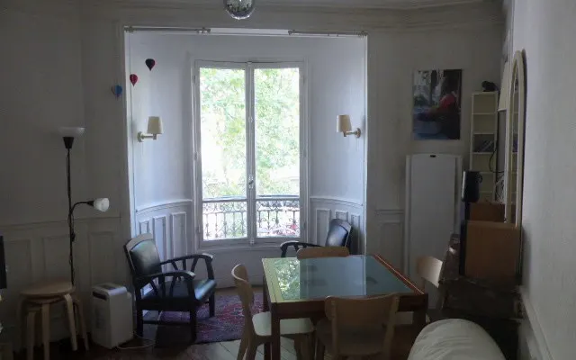 Großes Zimmer in der Nähe der Buttes Chaumont