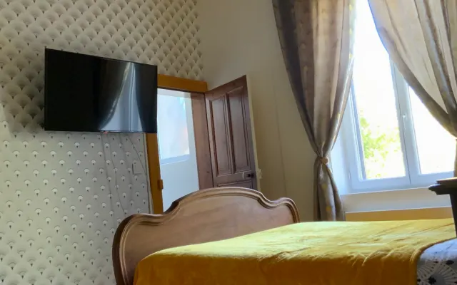 Quarto amarelo com casa de banho privativa num lar local