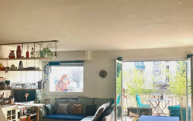 Lovely apartment with through balcony.