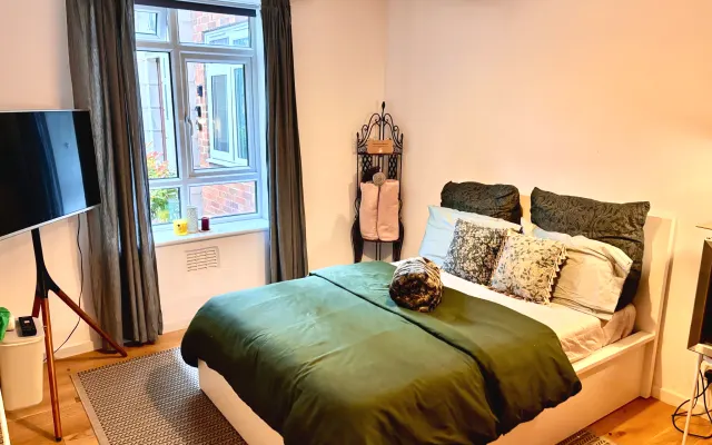 Zone 1 / Zentrale Lage / Wohnen in der Stadt / Geräumiges Doppelzimmer 
