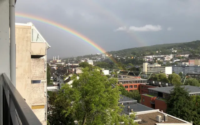 Helle Wohnung mit Balkon und Blick auf die Schwebebahn und das Tal