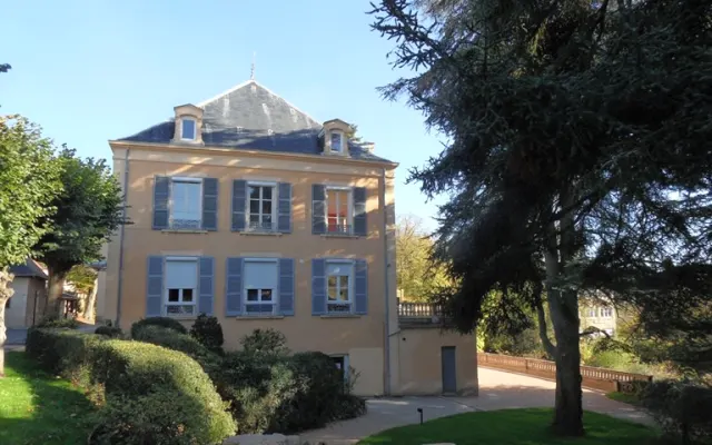 Im Zentrum eines schönen Dorfes der Pierres Dorées im Bas Beaujolais
