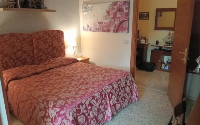 Quarto duplo com casa de banho privativa e um grande terraço em...