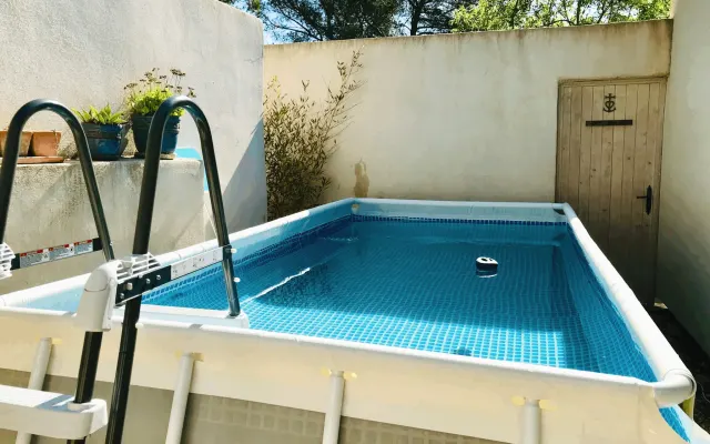 Dépendance avec piscine, au calme, dans les collines