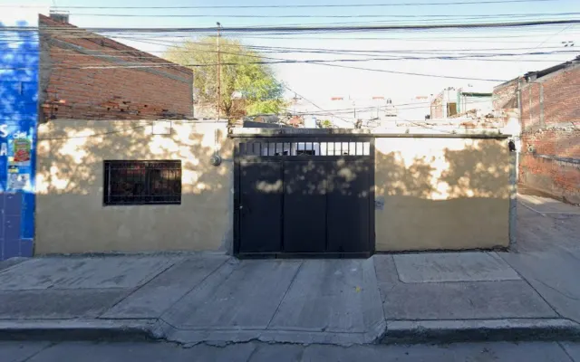 Una habitación seniclla que sigue poco a poco en mejora.