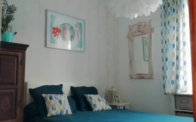 Quarto com casa de banho privativa, piscina, parque de estacionamento