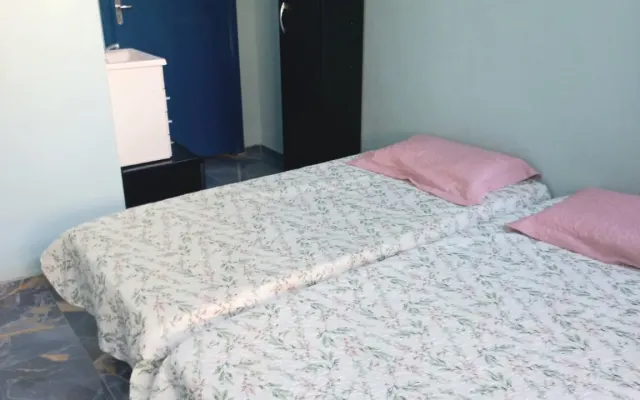 Camera privata con bagno, due letti singoli situata a Santa Tereza