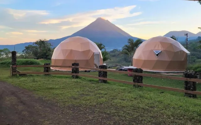 Visit us for an unique glamping experience in the Arenal area!