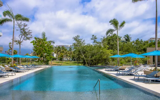 Stylish and spacious apartment steps from the Marina