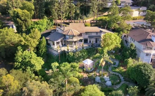 Luxury Studio ~ Treehouse ~ Spectacular Views ~ Garden Hot Tub Oasis!
