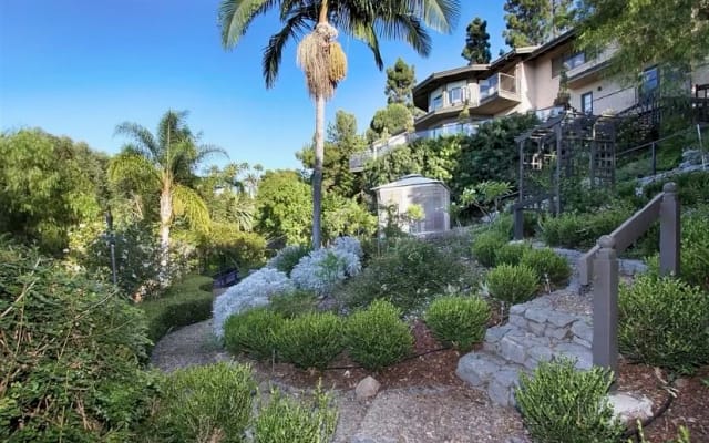 Secret Garden Apartment ~ Treehouse ~ Hot Tub Oasis