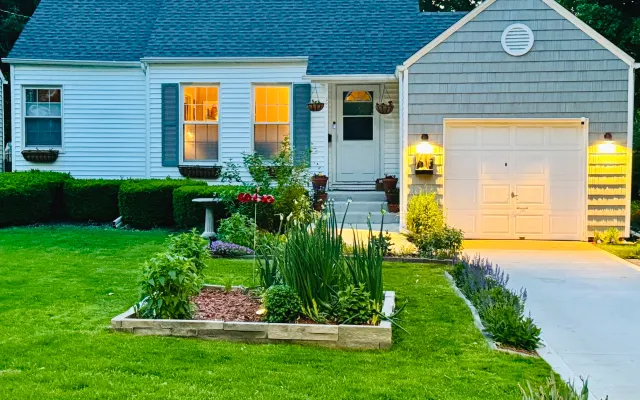Waveland Retreat (EV Friendly, 5mi to Downtown Des Moines)