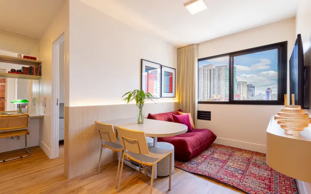 Blau-Bordeaux: 2 Schlafzimmer, schöne Aussicht