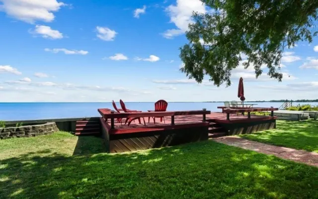 Cabaña de madera histórica restaurada con terraza junto al lago Erie...