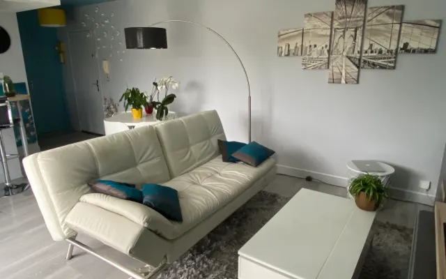 Sofa-bed ideal for quick passage.