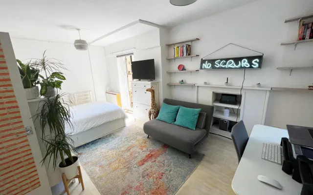 Acogedor estudio con balcón y cocina independiente