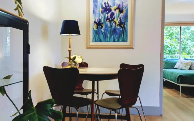 Newly renovated large stylish comfy apartment + Car Park
