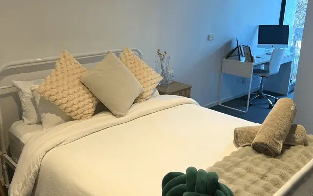 Privatzimmer mit eigenem Bad | Spaziergang zum Marvel Stadium & CBD