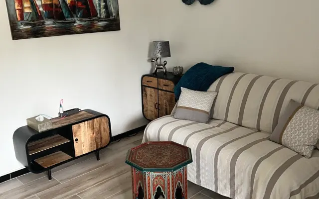 Comfortable downtown studio with private parking