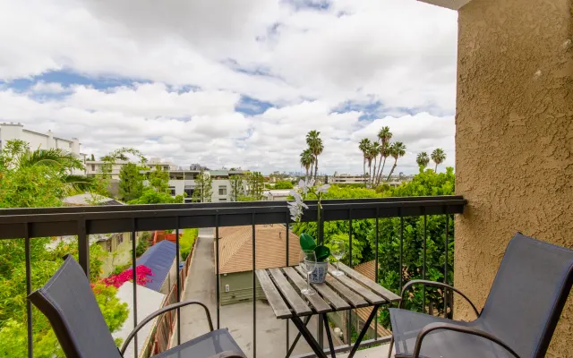 Skyline Views 1-Bedroom with Balcony & Pool