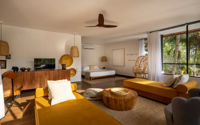 Penthouse de luxo com piscina e vista para o rio num hotel intimista