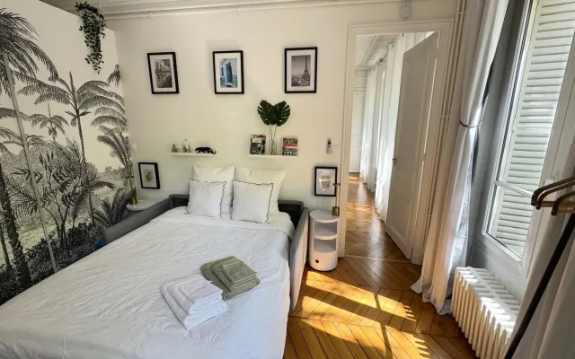 Haussmann-style room in the heart of the Marais