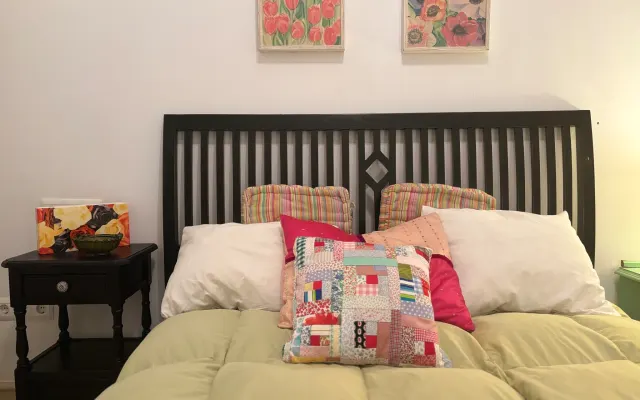 Quarto 1, espaçoso e acolhedor num ambiente rural tranquilo.