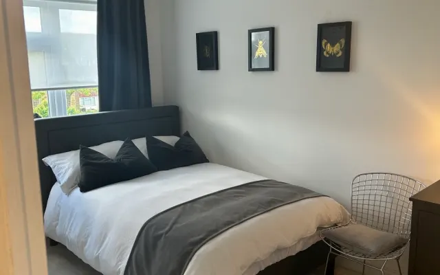 room in 2 bed apartment 25 train journey to central