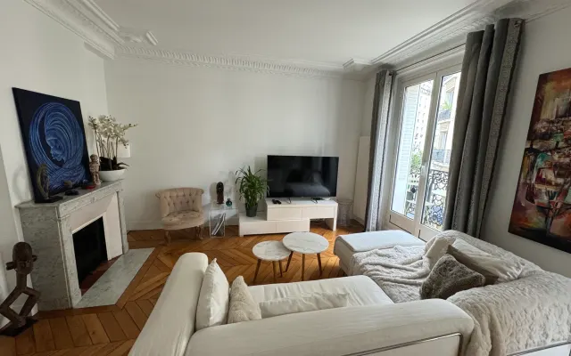 Apartment between the Buttes Chaumont and the Bassin de la Villette