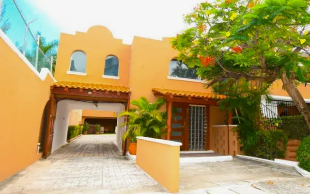 Beach House In Zona Hotelera with Pool