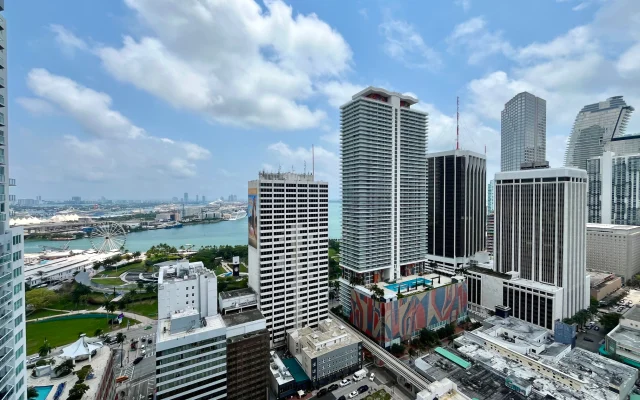 Private Room & Bathroom in apartment in the heart of Miami Downtown