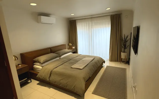 Casa Lautner nas colinas, a uma curta distância a pé dos clubes icónico