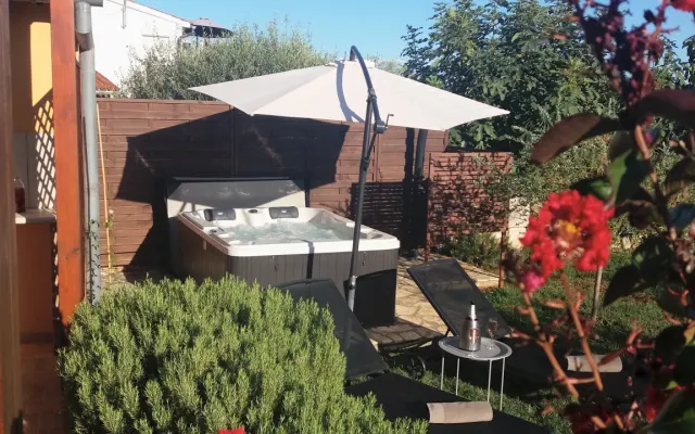Casa Mirelia für zwei Personen mit Garten und Whirlpool