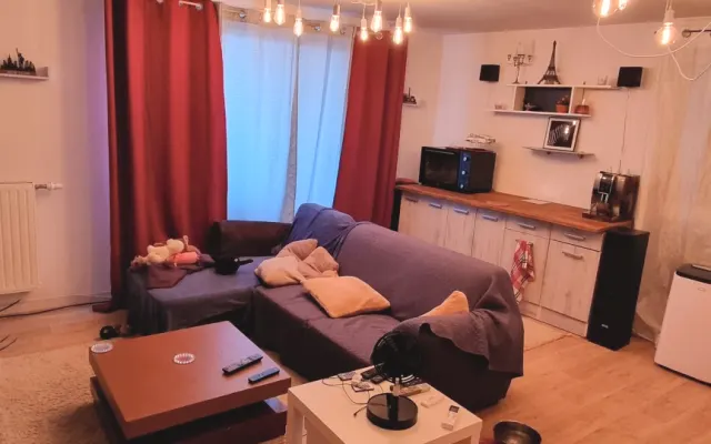 Camera o divano molto confortevole in bordeaux lac .