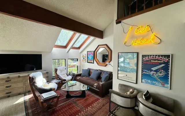 Top Floor 2 Bedroom Sunny Loft - Right off Main St - Steps from Skiing