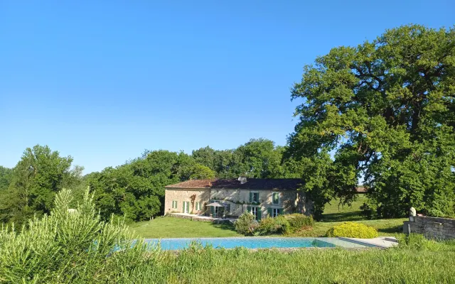 2 spacious bedrooms in beautiful restored stone house.