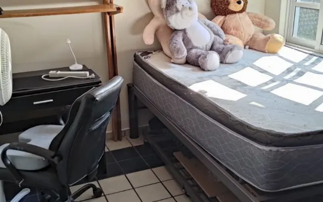 Habitación privada ubicada en una zona privilegiada.