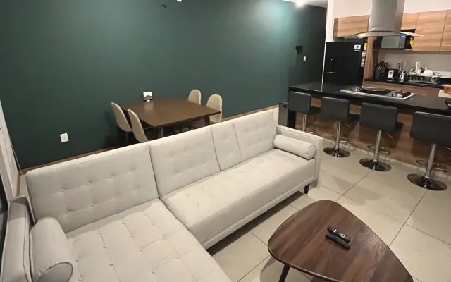 Camera in complesso residenziale con palestra e piscina