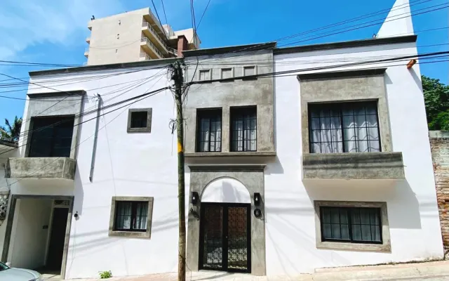 ALLENDE esta ubicado a 5 minutos de la playa y el centro de Vallarta