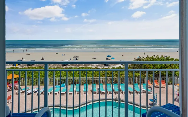 Oceanfront Condo walkable to Flagler Street shopping and restaurants