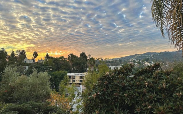 Monthly Rental Hillside Getaway with Outdoor Deck & View