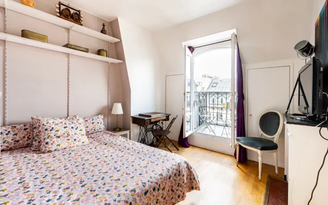 private room with balcony near gay bars in latin quarter