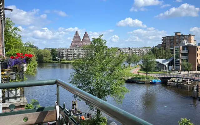 Cosy, sunny canal view apartment in Amsterdam Center