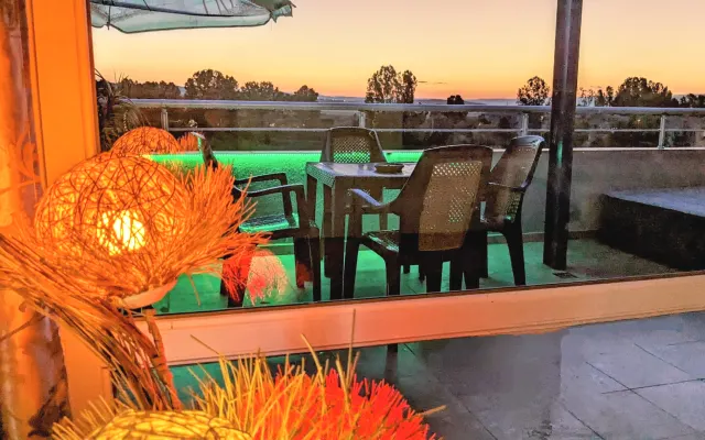 PENTHOUSE MIT UMLAUFENDEM BALKON UND BLICK AUF DIE LANDSCHAFT