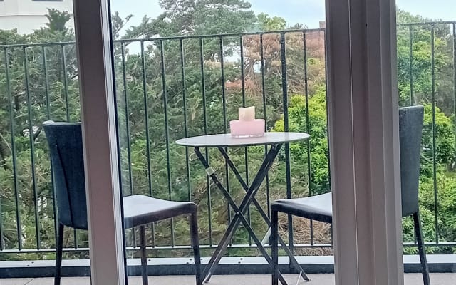 Bright, sun-filled, seaside,  modern balcony apartment in City centre