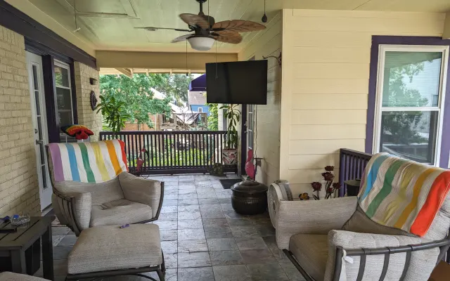 Safe, Clean, Comfy, Quiet and Convenient Montrose Garage Apartment