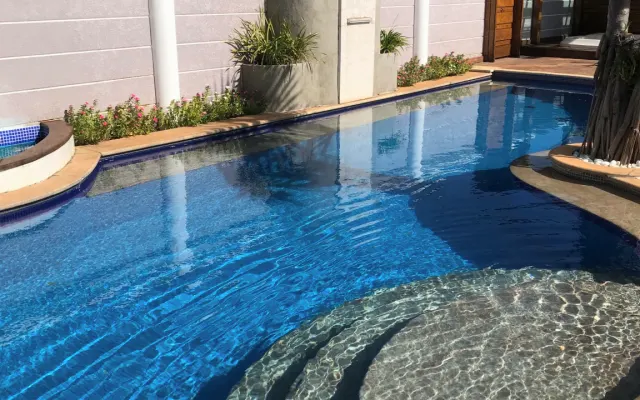 Grande jardim, piscina, dois pastores alemães, sauna, jacuzzi...