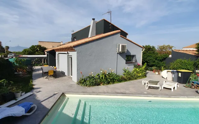 Casa 2 camere da letto giardino piscina zona tranquilla 5 minuti a piedi...