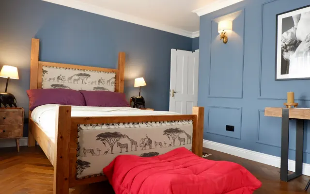 Stylish Islington stay - King bed, private bathroom, clothes optional