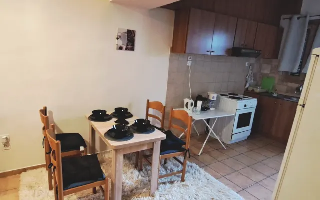 Maison avec cour Subway 5min walk from Subway Athens Center